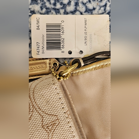 Coach wristlet bag. - Picture 8 of 9